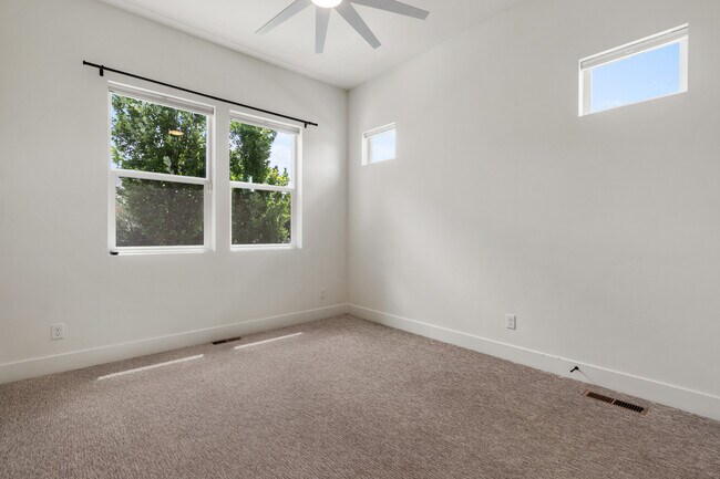 Building Photo - 207 W Wrangler St