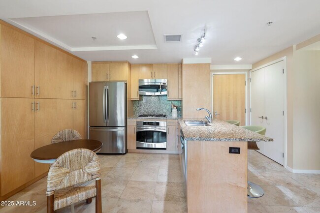 Building Photo - 7121 E Rancho Vista Dr