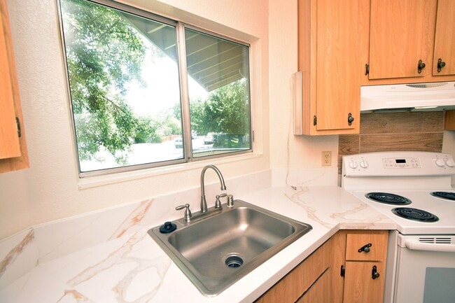 Building Photo - Cozy 2 Bedroom