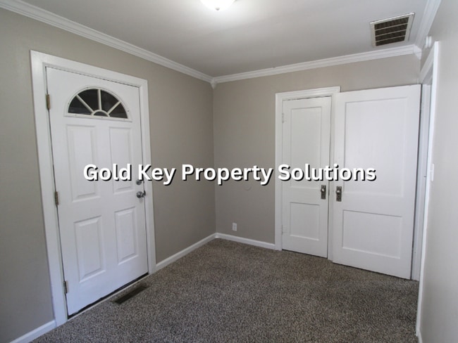 Building Photo - Cute 2 BR 1 BA Meadowbrook House with Cent...
