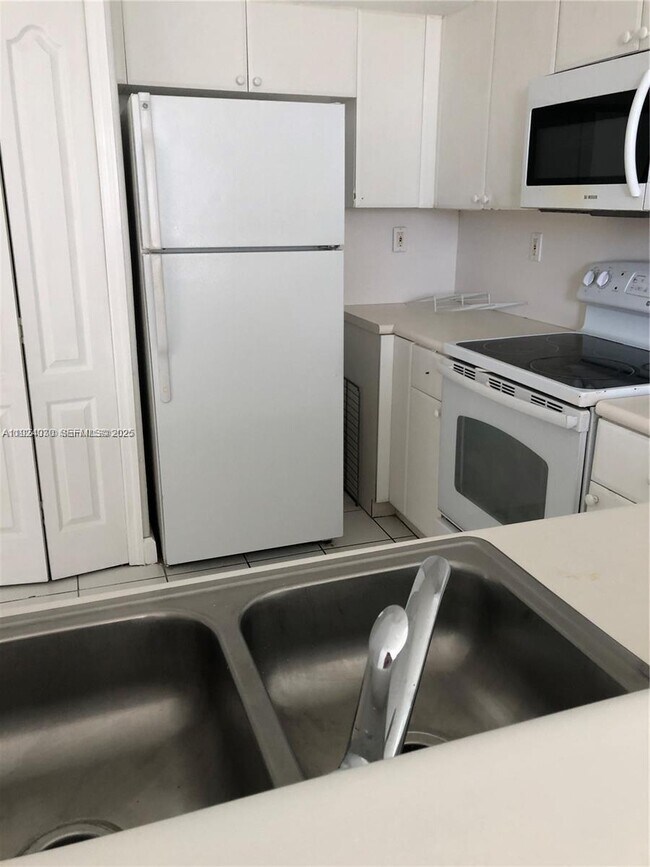 Building Photo - 1692 SE 29th Ct