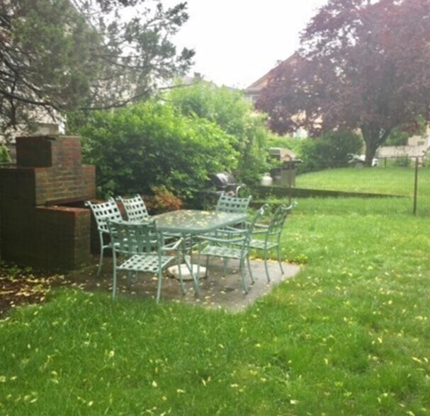 Building Photo - 81 Cresthill Rd