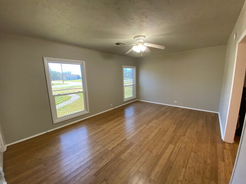 Front Family Room. - 816 1st St