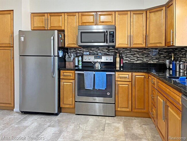 Building Photo - 801 W Long Lake Rd