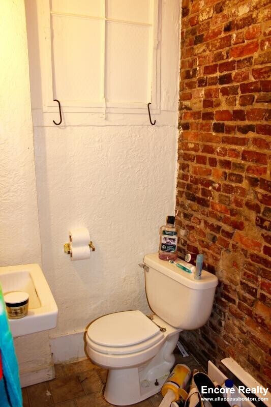 Building Photo - 40 Anderson St