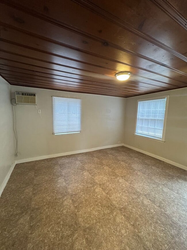 Building Photo - 2032 Acorn Ln