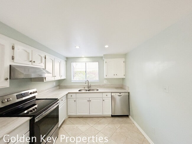 Building Photo - Welcome to this charming 2-bedroom, 2-bathroom downstairs end unit in Alta Mira in Carlsbad!!