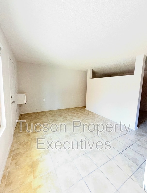 Building Photo - 3810 E Monte Vista Dr