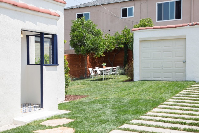 Shared Back Yard - 3625 Edenhurst Ave