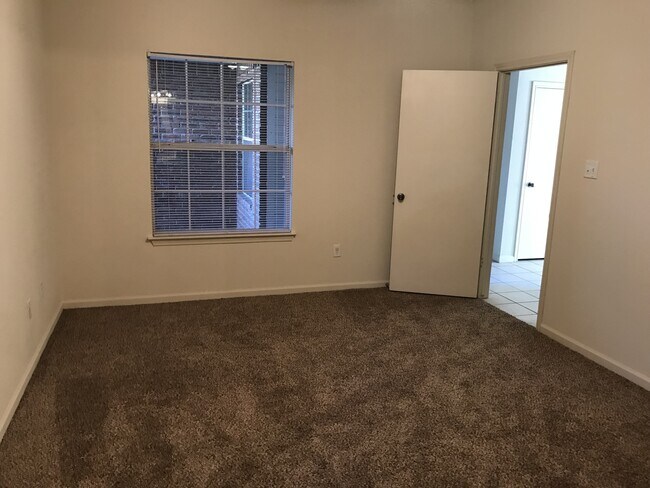 Building Photo - Duplex