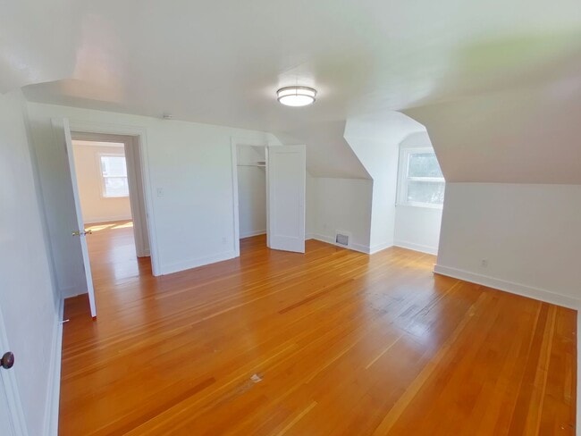 Building Photo - Large 3 Story Remodeled Home