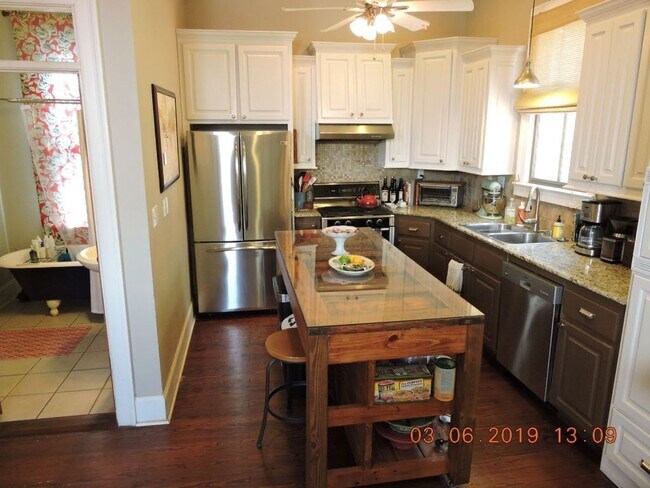 Building Photo - Renovated 2BR/1BA cottage in Historic Beauregard Town