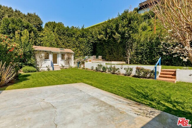 Building Photo - 1318 San Ysidro Dr