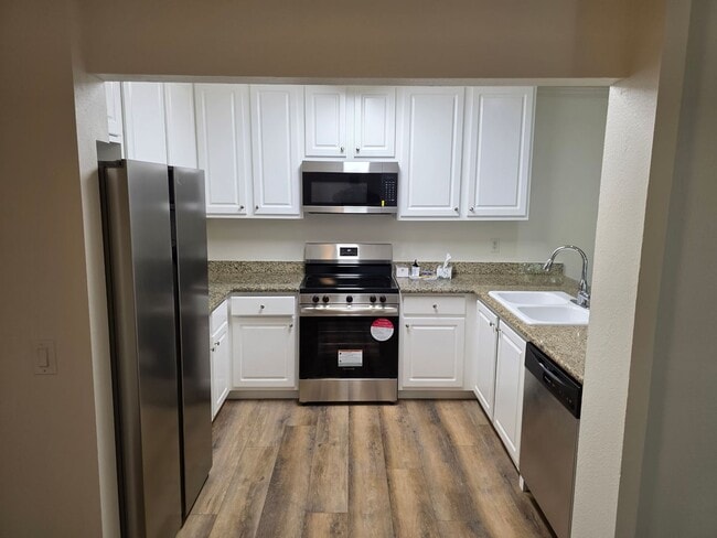 Building Photo - Special!! Newly renovated with new applian...