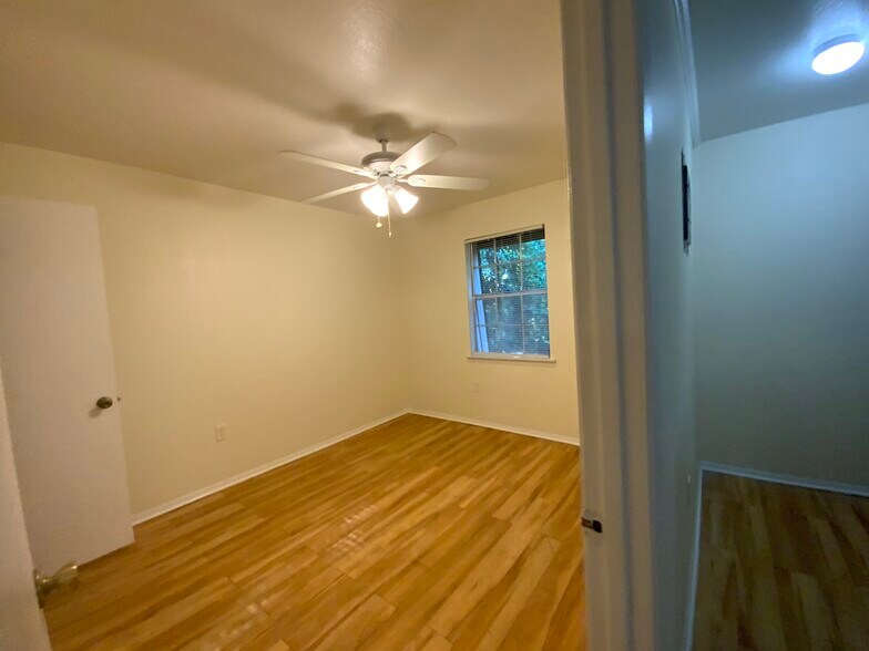 Ceiling fans throughout - 601 N 31st Ave