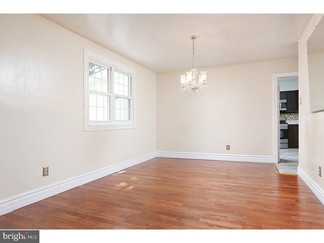 Building Photo - 923 Forbes St
