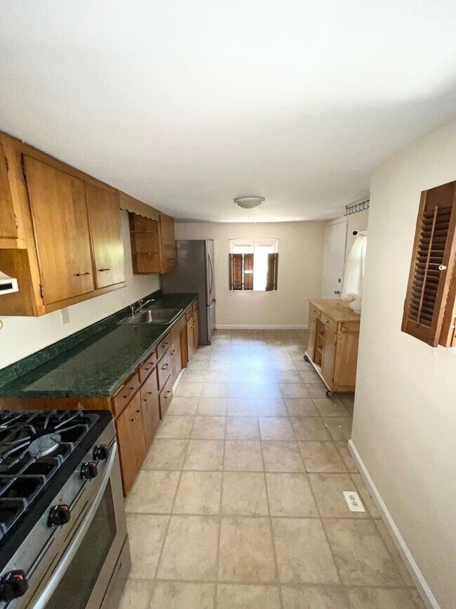 Building Photo - SPACIOUS 2 or 3 BEDROOM HOME IN THE HEART OF BLOOMFIELD!
