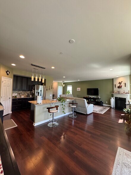 Kitchen - 537 Prizer Ct
