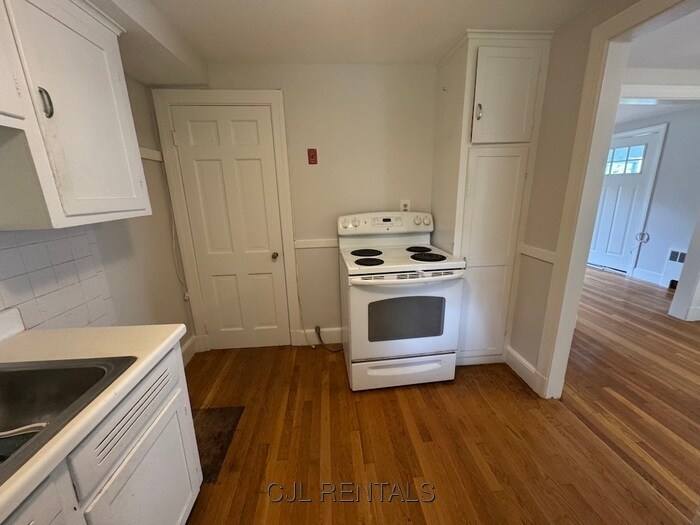 Building Photo - 161 Hunnewell St