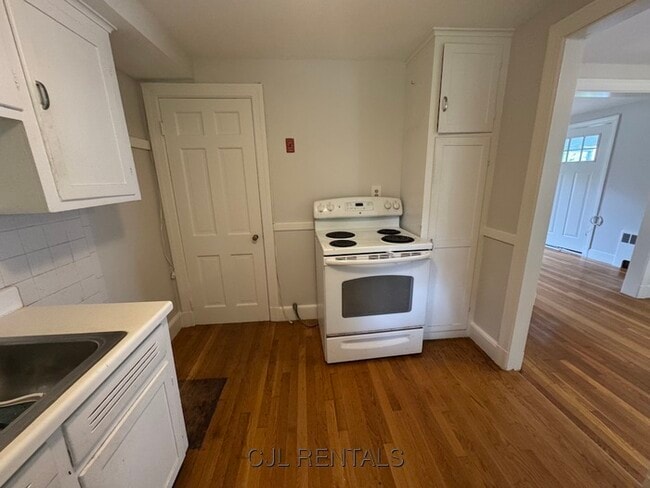Building Photo - 161 Hunnewell St