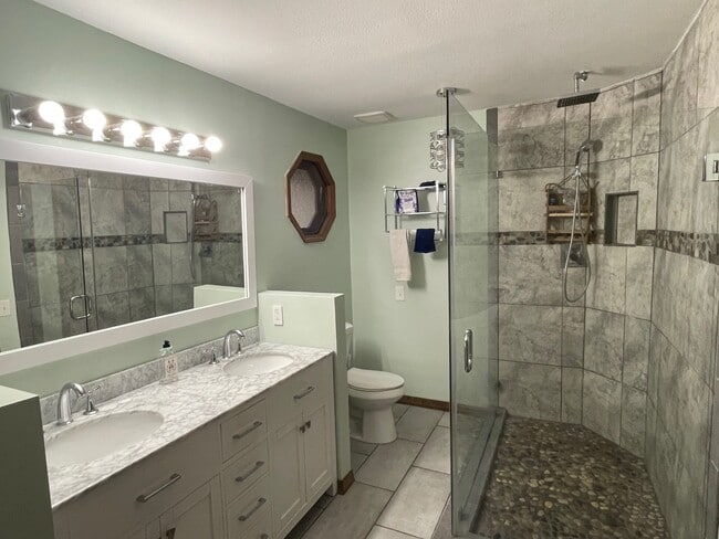 Building Photo - 33 Channel Ln