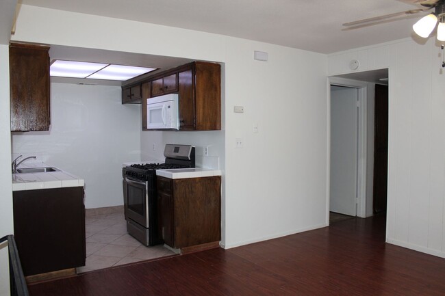 Building Photo - Updated 2 Bedroom Duplex Ready To Go!!!