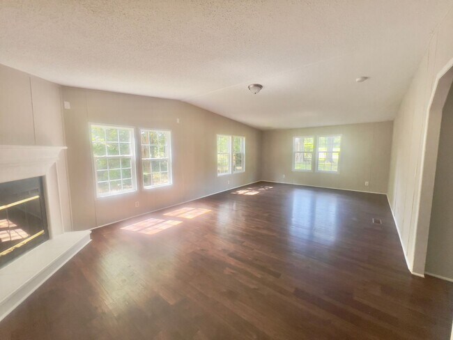 Building Photo - Four bedroom, 2 bath Modular home in Siler...