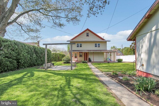 Building Photo - 319 N 2nd St