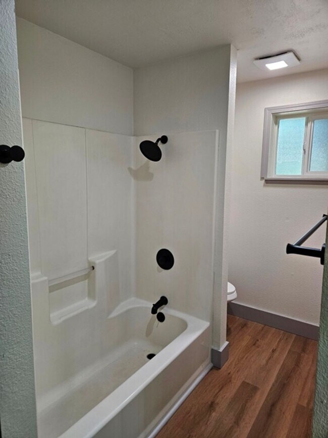 Building Photo - 3Bd/1.5Ba Single Story Home - For viewing!