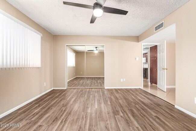 Building Photo - 1049 E Carter Dr