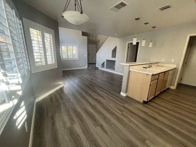 Building Photo - 1208 Fascination St