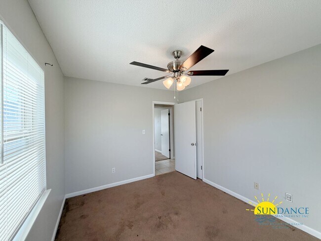 Building Photo - 4 miles from Hurlburt Field, 3 Bedroom beautiful home!