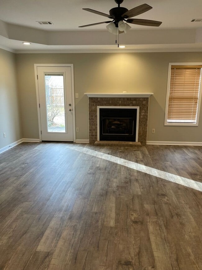 Building Photo - 3 Bedroom/ 2Bath Minutes from NEA Available NOW