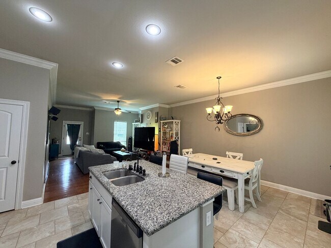 Building Photo - Gated Community with community pond.... Minutes to Barksdale Air Force Base...