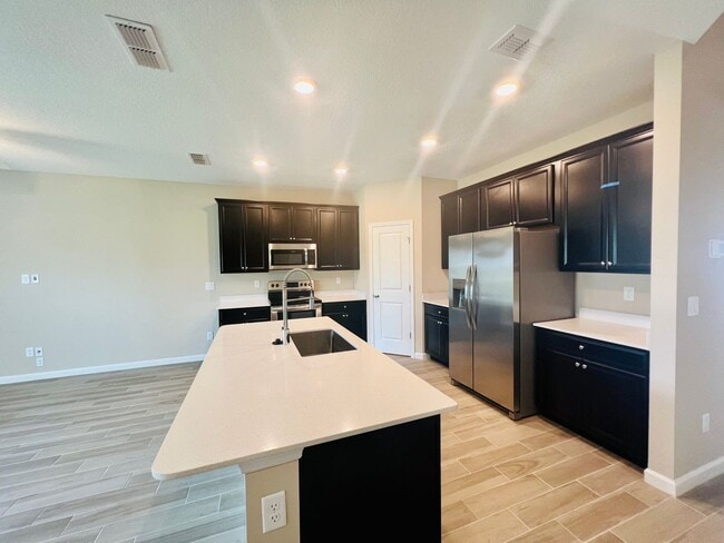 Building Photo - 2 Bedroom 2.5 bath Townhome in Beachwalk!