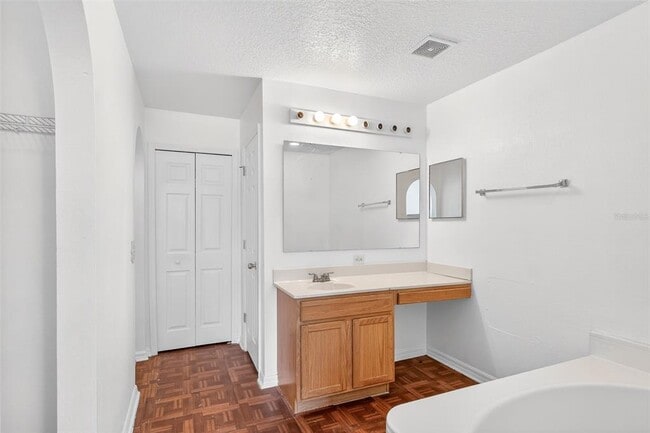 Building Photo - 1906 Lakeview Ln