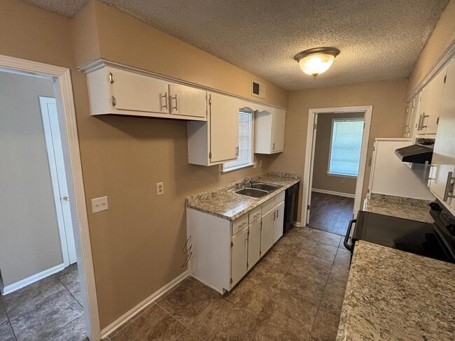 Building Photo - 6810 Sycamore Hill Dr