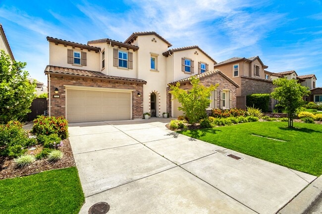 Building Photo - Gorgeous Custom Upgraded Serrano Home!