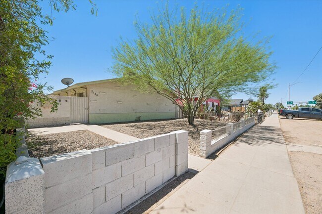 Building Photo - 2133 W Adams St