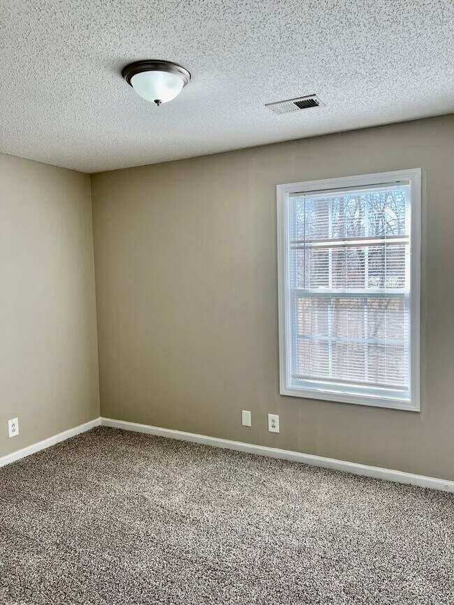 Building Photo - Newly Renovated Home Off Trenton Rd!