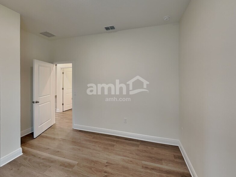 Building Photo - 6004 Pinewood Ests Dr