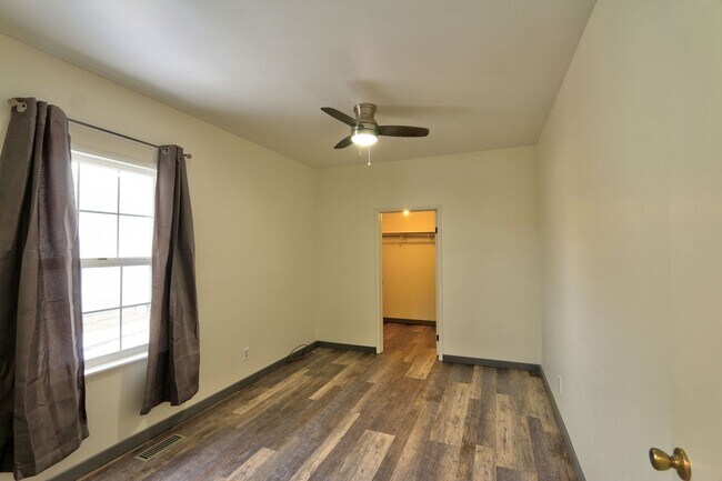 Building Photo - 2 Bedroom 1 Bath- House