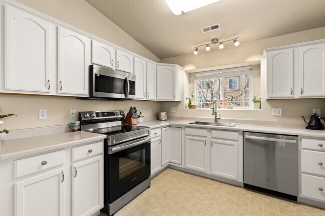 Building Photo - Westside Condo with Mountain Views, Upgrad...