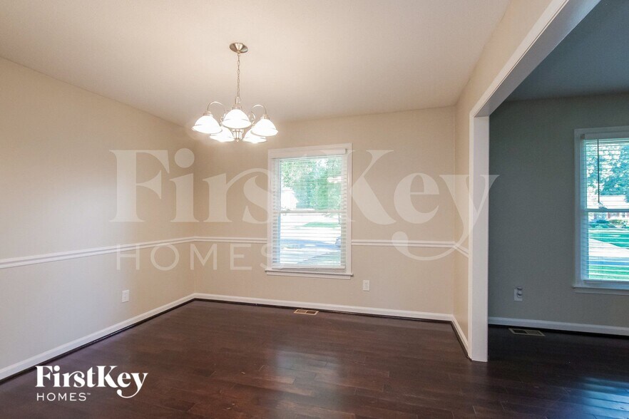 Building Photo - 1023 Lightwood Dr