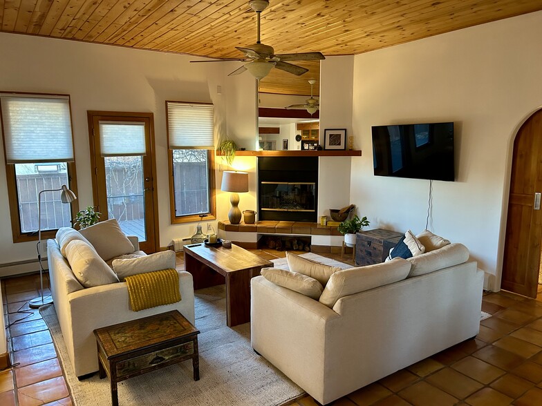 Primary Photo - 2831 Plaza Verde