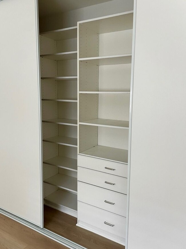 Building Photo - Nicely upgraded Townhome is East Simi