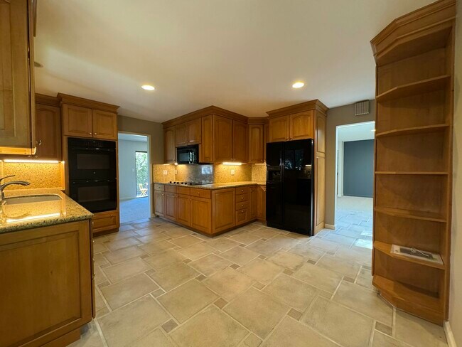 Building Photo - 2439 Sharon Oaks Dr