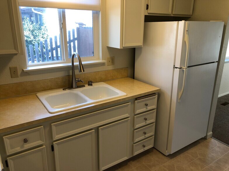 Building Photo - 583 Amanita St