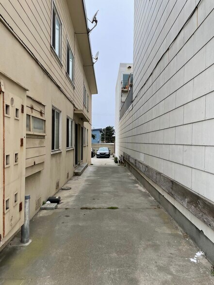 Building Photo - 1475 48th Ave