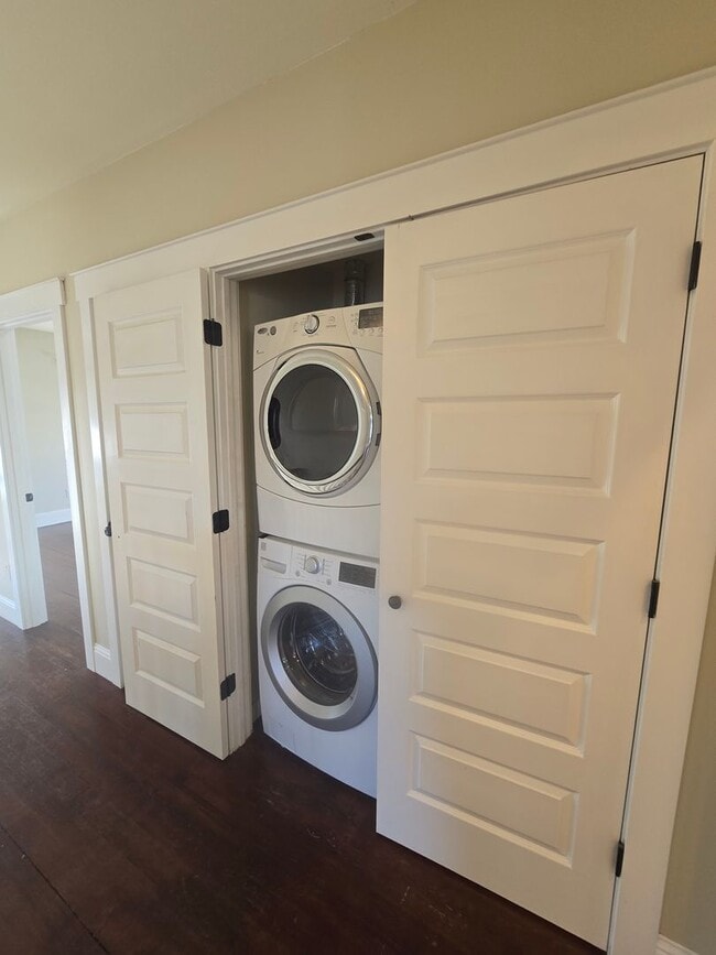 Building Photo - Spacious 5 Bedroom Home in Burlington - Av...